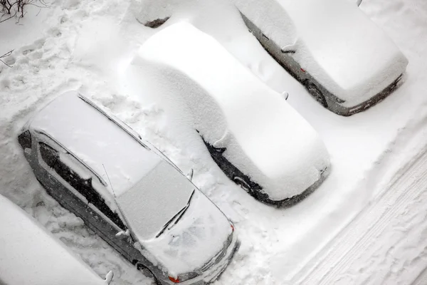 Grandes voitures couvertes de neige en ville — Photo