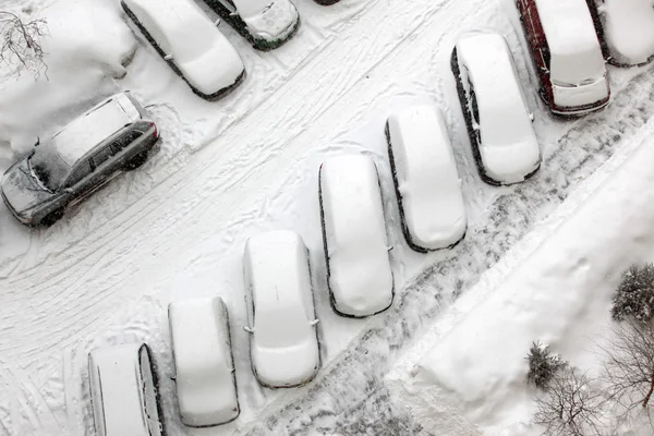 Velké sněžení které automobily ve městě — Stock fotografie