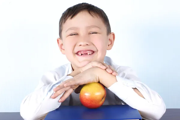 Улыбающийся школьник без нескольких зубов — стоковое фото