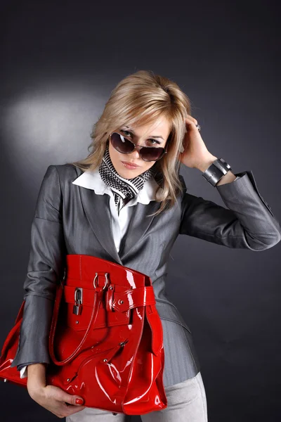 Mode junge Frau mit roter Tasche — Stockfoto