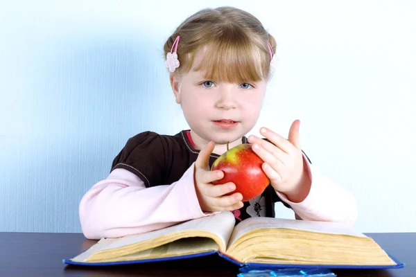 애플과 책 작은 여자 — 스톡 사진