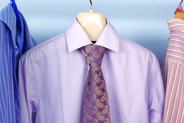 Mélanger la chemise de couleur et cravate — Photo