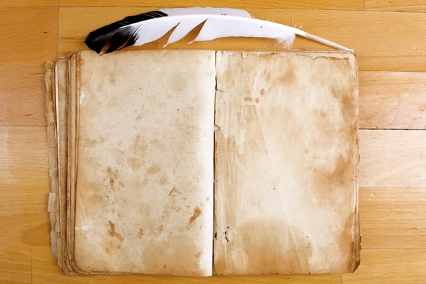 Старая книга с фетровой ручкой на столе — стоковое фото