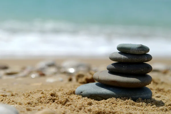 Pebble stack on the seashore — Stock Photo, Image