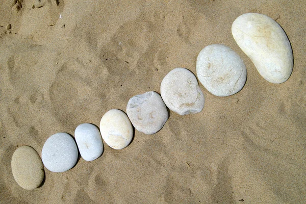 Камені на піску — стокове фото