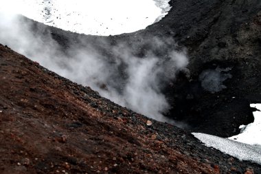 Sicilya'daki etna yanardağı patlayan