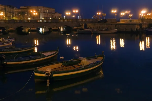 Классическая Италия, ночь в Сиракузах, Сицилия — стоковое фото