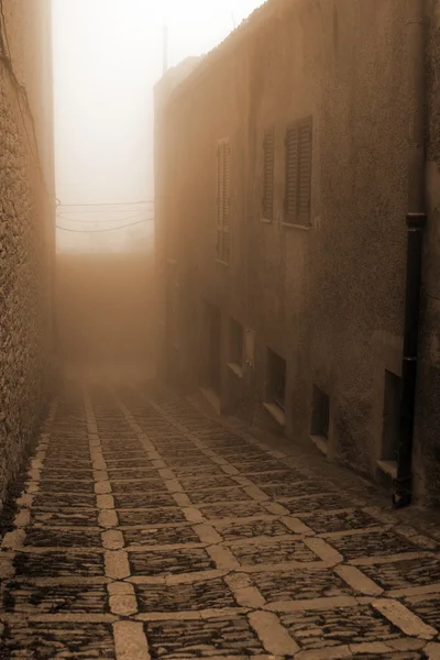 Vieille Italie, Sicile, brouillard dans la ville d'Eriche — Photo