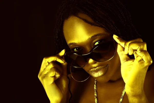 Afro-Amerikaanse vrouw met zonnebril — Stockfoto