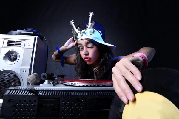 Cool DJ com vinil em ação — Fotografia de Stock