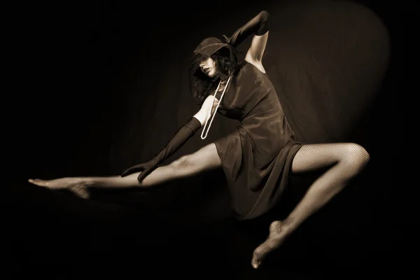 Tančící dívka s klobouk se závojem — Stock fotografie