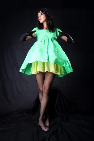 Mädchen im grünen Kleid — Stockfoto