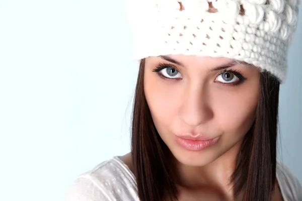 羊毛質の白い帽子の若い女性 — ストック写真