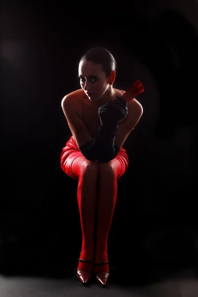 Kadın kırmızı elbise ve fan — Stok fotoğraf