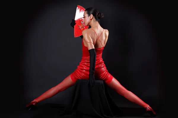 Latino kobieta z powrotem z wentylatorem czerwony — Zdjęcie stockowe