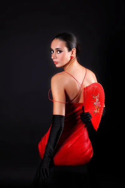 Frau mit Fächer im roten Outfit — Stockfoto