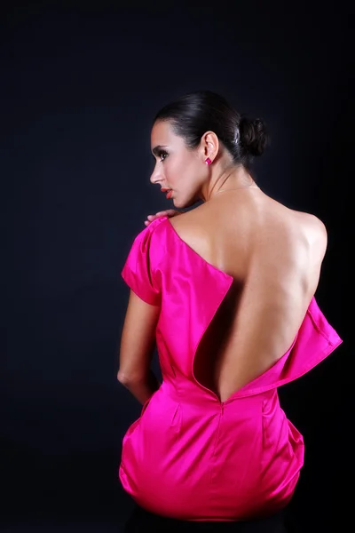 Mulher encantadora em vestido rosa — Fotografia de Stock