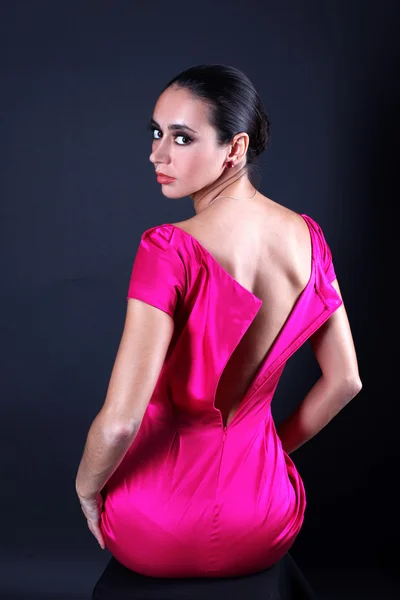 Schöne Frau im rosa Kleid — Stockfoto