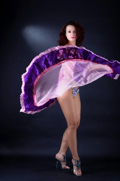 Dançarina no salão de baile — Fotografia de Stock