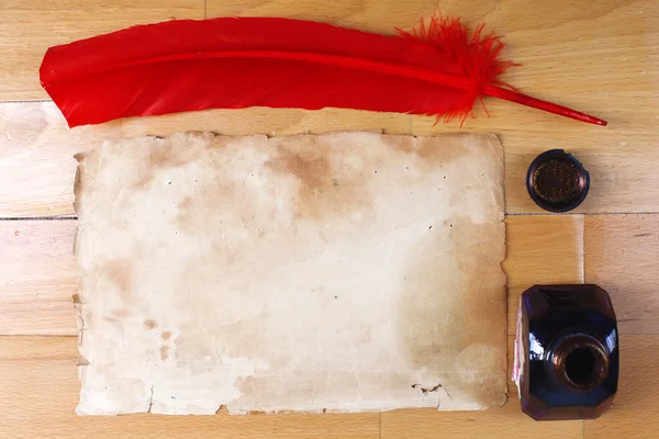 Винтажная бумага с красным перышком — стоковое фото