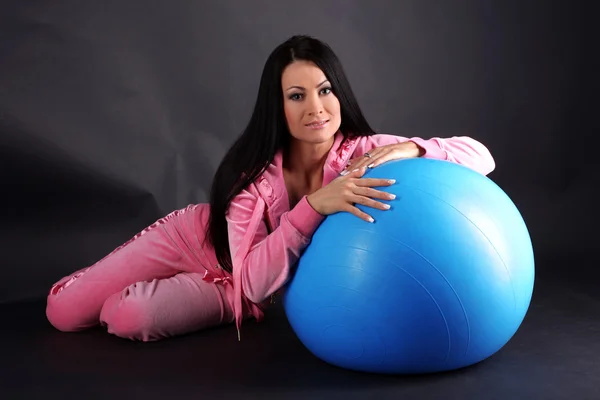 Mulher em roupa esportiva com bola azul — Fotografia de Stock