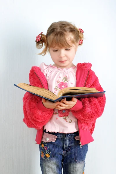 Girl reading book — Stock Photo, Image