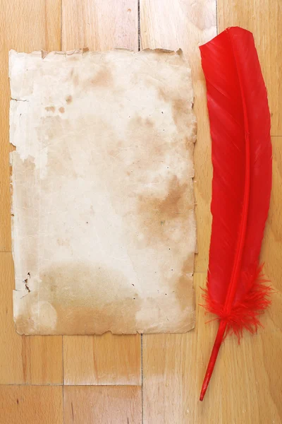 Vintage papper med röd fjäder penna — Stockfoto