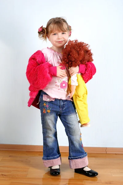 Девушка с куклой в комнате — стоковое фото