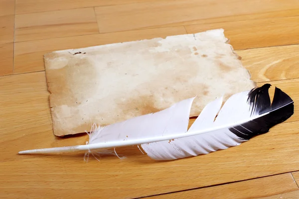 Винтажная бумага с пером на столе — стоковое фото