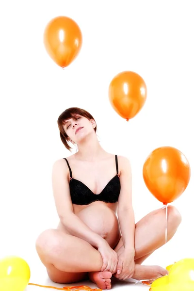Беременная мать с воздушными шарами — стоковое фото