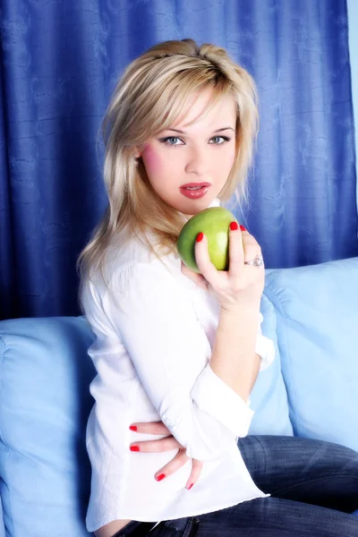 ผู้หญิงที่มีแอปเปิ้ลสีเขียวในห้อง — ภาพถ่ายสต็อก