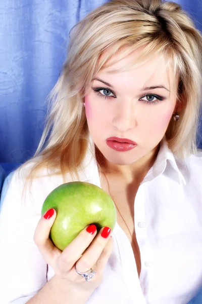 ผู้หญิงที่มีแอปเปิ้ล — ภาพถ่ายสต็อก
