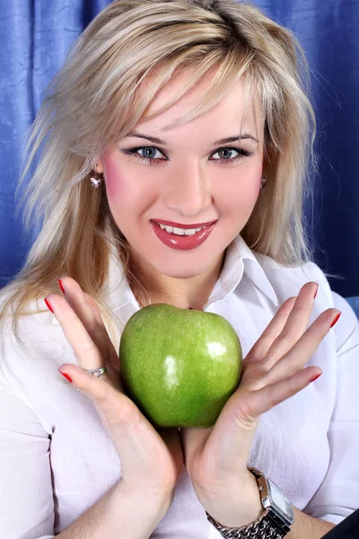 Meisje met groene appel op kamer — Stockfoto