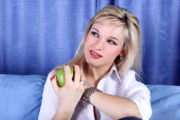 Dziewczyna z apple w pokoju — Zdjęcie stockowe