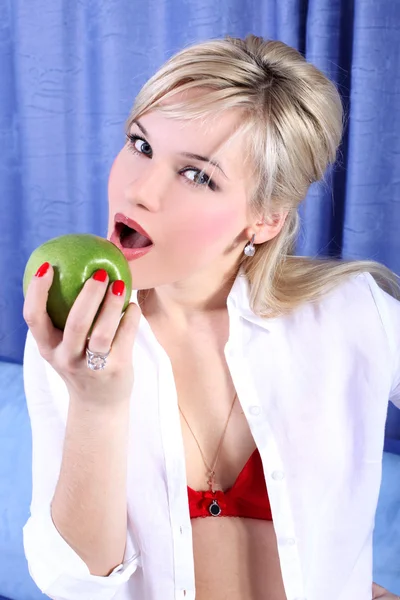 Девушка с яблоком в комнате — стоковое фото