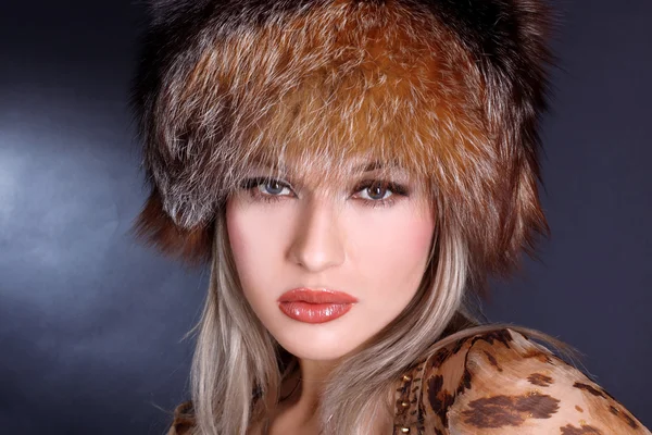 사랑 스러운 젊은 여자 겨울 모피 모자 — 스톡 사진