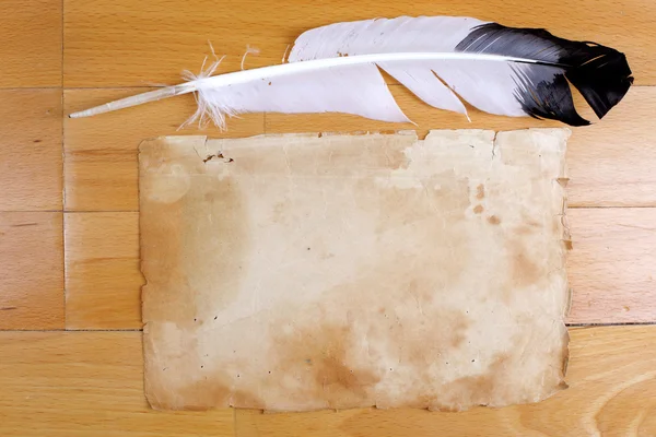 Винтажная бумага с перьями — стоковое фото