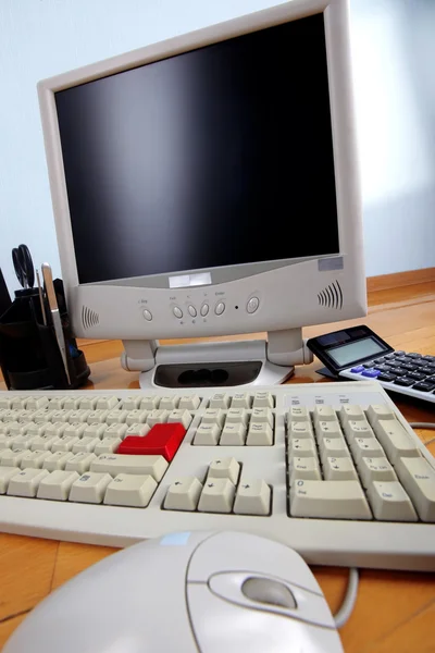 Keyboard and monitor at tab — Stock Photo, Image