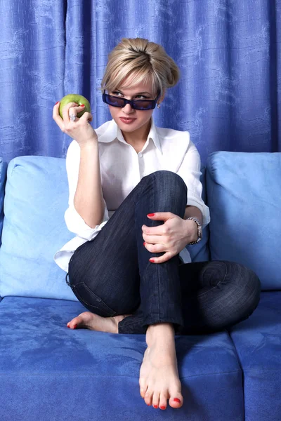 ผู้หญิงที่มีแอปเปิ้ลในห้อง — ภาพถ่ายสต็อก