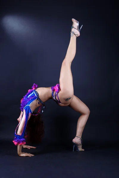 Dançarino moderno contra — Fotografia de Stock