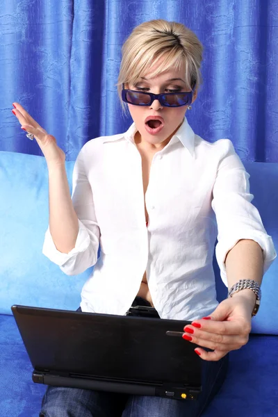 Vrouw met laptop in de kamer — Stockfoto