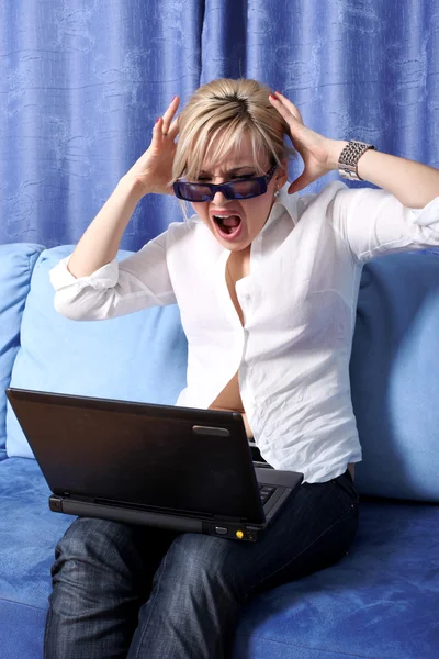 Femme avec ordinateur portable dans la chambre — Photo