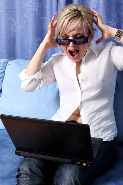 Vrouw met laptop in de kamer — Stockfoto
