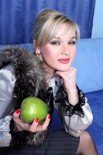 Jente med eple i rommet – stockfoto