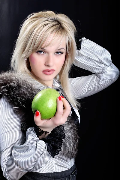 Mädchen mit Fell mit Apfel — Stockfoto