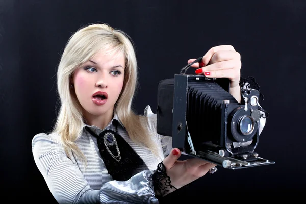 Blondynka z aparat fotograficzny retro — Zdjęcie stockowe