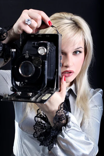 Blondine mit Retro-Fotokamera — Stockfoto