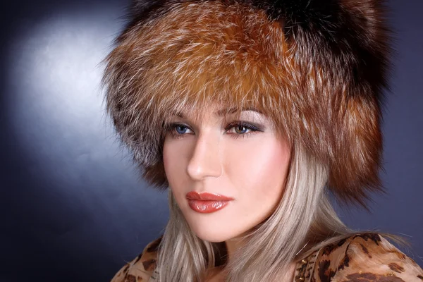 Vrouw in winter bont hoed — Stockfoto