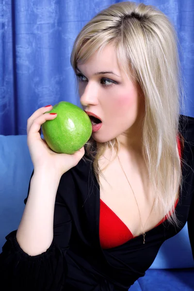 Милая девушка с зеленым яблоком — стоковое фото