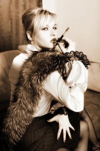 Meisje in vintage stijl met bont — Stockfoto